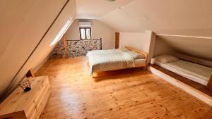 にあるHobití domeček u lesa a studánkyの屋根裏部屋 ベッド2台&階段付