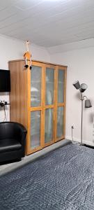 a living room with a black couch and a wooden cabinet at Schneeglöckchen in Marl