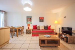a living room with a couch and a table at Le Bois de Mendi Alde in Cambo-les-Bains