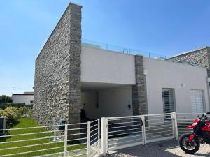 une moto garée devant un bâtiment dans l'établissement Elegante appartamento con piscina privata, à Peschiera del Garda