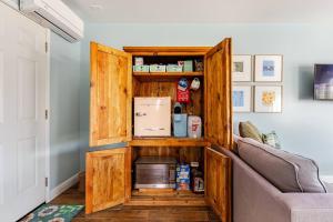 ロサンゼルスにあるCozy Guesthouse by Universal Studiosのリビングルーム(ソファ付)の木製キャビネット