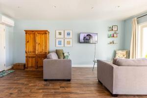 ロサンゼルスにあるCozy Guesthouse by Universal Studiosのウッドフロアのリビングルーム(ソファ2台付)