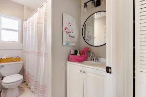 ロサンゼルスにあるCozy Guesthouse by Universal Studiosのトイレ、洗面台、鏡のあるバスルーム +14枚の写真