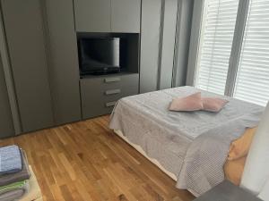 - une chambre avec un lit doté de 2 oreillers roses dans l'établissement Elegante appartamento con piscina privata, à Peschiera del Garda