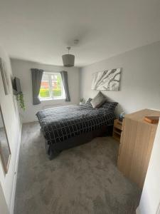 ein Schlafzimmer mit einem Bett und einem Fenster in der Unterkunft Flat in Filton Mod Rolls Royce gkn in Bristol