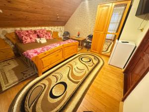 a bedroom with a bed and a rug at Casa Florina in Predeluţ
