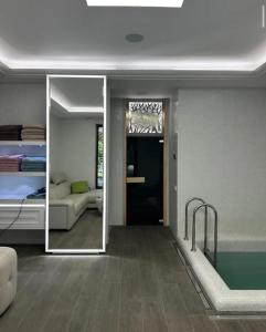 Giường trong phòng chung tại У самому серці лісу