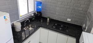 Køkken eller tekøkken på Casa Aconchegante com Suíte, Ar-Condicionado e Wi-Fi e garagem