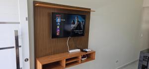 Et tv og/eller underholdning på Casa Aconchegante com Suíte, Ar-Condicionado e Wi-Fi e garagem + 13 billeder