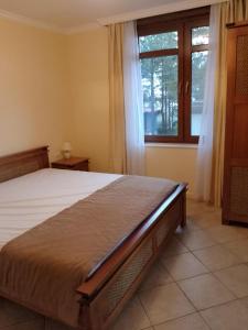 Postel nebo postele na pokoji v ubytování Трёхкомнатные роскошные апартаменты у моря в Санта Марина + 149 fotografií