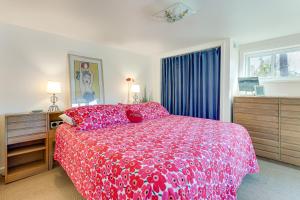 Postel nebo postele na pokoji v ubytování Casa Alcoa Mtn-View Apt Over Santeetlah Lake!