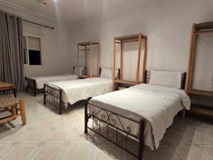 ein Schlafzimmer mit zwei Betten in einem Zimmer in der Unterkunft mouja taghazout in Taghazout