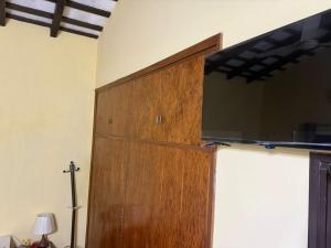 una grande porta di legno con un televisore sopra di Lodecampu ad Asunción