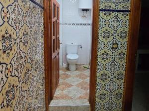 ein Badezimmer mit Toilette und Fliesenboden in der Unterkunft mouja taghazout in Taghazout