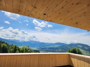 desde el balcón de una casa con vistas a las montañas en Blickfang Bregenzerwald, en Langenegg