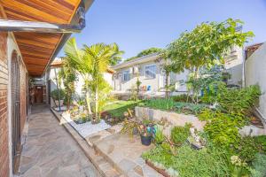 a house with a courtyard with trees and plants at STUDIO KITSOSSEGO in Curitiba