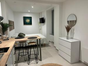 TV a/nebo společenská místnost v ubytování Cocon charmant au coeur d'Auxerre