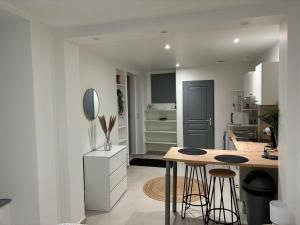 Kuchyň nebo kuchyňský kout v ubytování Cocon charmant au coeur d'Auxerre