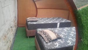 une pièce avec trois malles dans l'établissement Chaullay Star Domes, à Colcapampa