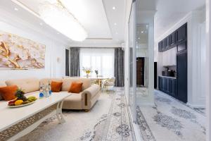 una sala de estar con un sofá y una mesa en BOULEVARD rentals, en Tashkent