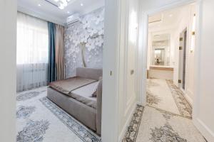 Una sala de estar con un sofá y una ventana. en BOULEVARD rentals, en Tashkent 25 fotos más