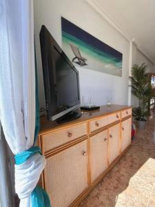 Televiisor ja/või meelelahutuskeskus majutusasutuses Perfectly positioned in English Hbr !