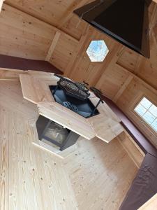 eine Aussicht auf ein Zimmer in einem winzigen Haus in der Unterkunft Gîtes Vosges, Spa, Sauna & Piscine in Moyenmoutier