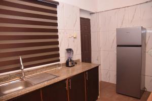 イケジャにあるAgathos Apartmentのシンクと冷蔵庫付きのキッチン +17枚の写真