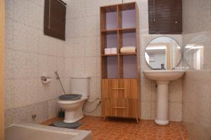 イケジャにあるAgathos Apartmentのトイレ、洗面台、鏡のあるバスルーム