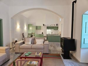 a living room with a couch and a kitchen at Casa Tradicional in Évora