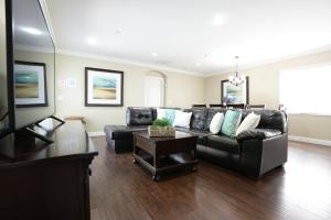 Posezení v ubytování Classy PoolJac Home: 2 Ensuites 34 Mile2Disney