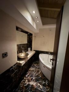 Koupelna v ubytování Uplift Hideaway Jacuzzi