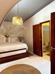 a bedroom with a bed and a mirror at Casa Positano-Chalé em medio à natureza-Pipa in Pipa +15 photos