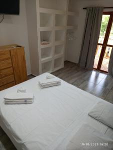 een kamer met een bed met witte lakens en handdoeken bij la shey sauce in Sauce Viejo +1 foto