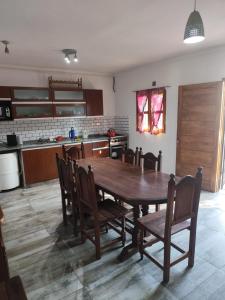 een keuken met een grote houten tafel en stoelen bij la shey sauce in Sauce Viejo