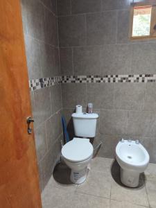 een badkamer met toilet en wastafel bij la shey sauce in Sauce Viejo