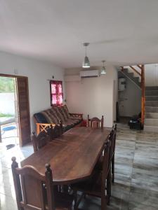 een eetkamer met een houten tafel en stoelen bij la shey sauce in Sauce Viejo