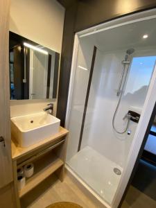 Ένα μπάνιο στο Mobil Home camping La Civelle