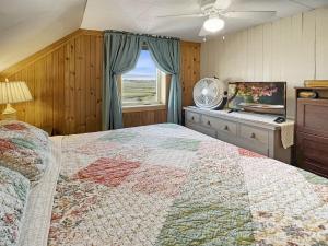 een slaapkamer met een groot bed en een raam bij Sea Esta in Wells