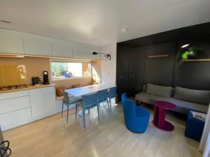Η κουζίνα ή μικρή κουζίνα στο Mobil Home camping La Civelle