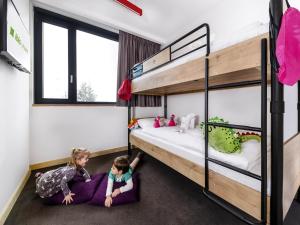 duas crianças deitadas no chão de um beliche em ibis Styles Budapest Citywest em Budapeste mais 51 fotografias