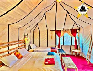 Postel nebo postele na pokoji v ubytování Luxury Trip Camp + 69 fotografií