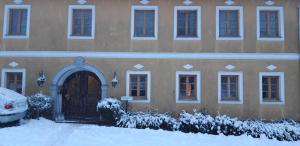 ウルリッヒスベルクにあるFerienwohnung In Ulrichsbergの建物の前に雪が積もっている