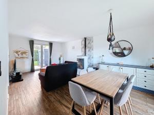 Φωτογραφία από το άλμπουμ του Maison calme avec jacuzzi privé aux portes de Rennes σε Bourgbarré