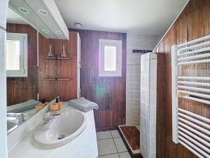 Ένα μπάνιο στο Maison calme avec jacuzzi privé aux portes de Rennes +14 φωτογραφίες