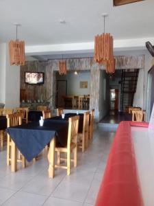 ヴィラ・カルロス・パスにあるHotel Suiza STのダイニングルーム(黒いテーブル、木製椅子付)