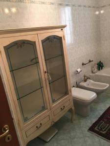 baño con aseo y armario de cristal en Brodolini, en San Donato di Lecce 8 fotos más