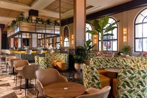 ココにあるRiu Guanacaste - All Inclusiveの椅子とテーブルとバーのあるレストラン +95枚の写真