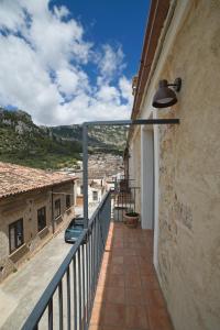 ein Balkon mit Blick auf die Stadt in der Unterkunft Vento Forte - eco dimore nel borgo in Civita