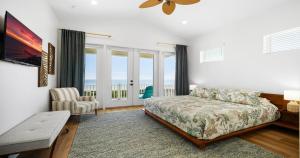 Ένα ή περισσότερα κρεβάτια σε δωμάτιο στο Beachfront Escape with Pool & Spa +68 φωτογραφίες